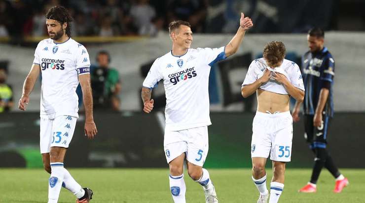 0:1. Leo Stulac (Empoli) đón một đường chuyền tại rìa khu cấm địa và ngay lập tức tung cú sút một chạm tuyệt vời bay vào góc phải phía trên mành lưới. Một pha dứt điểm xuất sắc! Juan Musso cố gắng ngăn chặn nó, nhưng không có cơ hội cho anh ấy. Kiến tạo bởi Nedim Bajrami.