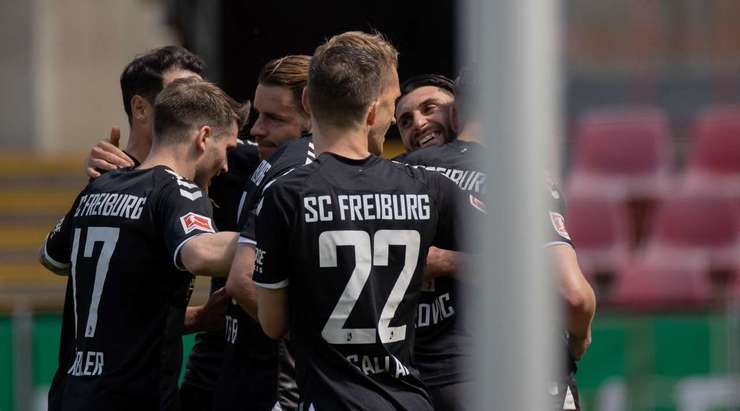 Vào! Vincenzo Grifo kiến tạo cho Ermedin Demirovic (Freiburg) người đệm bóng vào lưới trống. Anh ấy thay đổi tỉ số thành 0:2.