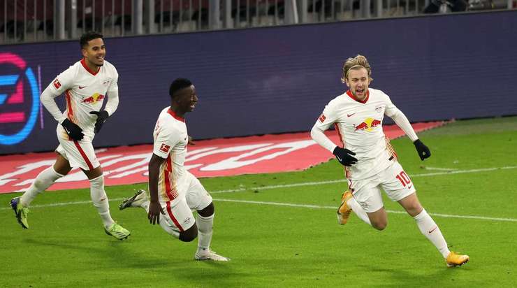 Đó là một bàn thắng! Tỉ số được nâng lên 2:3. Emil Forsberg (RB Leipzig) nhảy lên cao nhất để đón quả tạt hoàn hảo từ Angelino và tung một cú đánh đầu từ cự li gần vào góc phải khung thành. Thủ môn Manuel Neuer đã hoàn toàn bó tay.