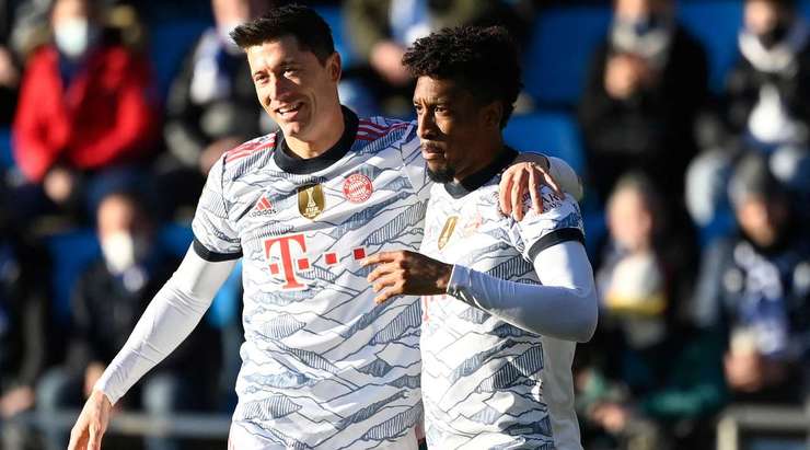 Vào! Robert Lewandowski (Bayern Munich) chớp cơ hội sau một tình huống bóng bật ra trong vòng cấm và đánh bại thủ môn với một cú sút vào góc thấp bên phải. Tỉ số đã được nâng lên: 0:1.