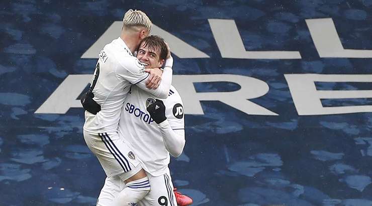 Bàn thắng đến từ một tình huống phối hợp đồng đội tuyệt vời! Patrick Bamford (Leeds) đón một đường chuyền hoàn hảo và tung một cú sút xuất sắc vào giữa khung thành. Thủ môn không thể làm gì với những cú sút như thế.