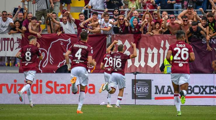 Nikola Vlasic nhồi bóng cho Samuele Ricci (Torino), người đón đường chuyền của anh ở trong vòng cấm và ra chân rất nhanh vào góc phải khung thành! Thủ môn đã không thể làm gì được. 0:2!