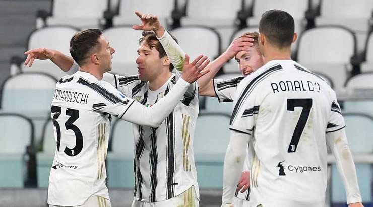 Vào! Federico Chiesa (Juventus) đã có mặt đúng lúc đúng chỗ để lấy bóng bật ra trong vòng cấm, và anh ấy sút bóng vào chính giữa mành lưới. Tỉ số là 2:0.
