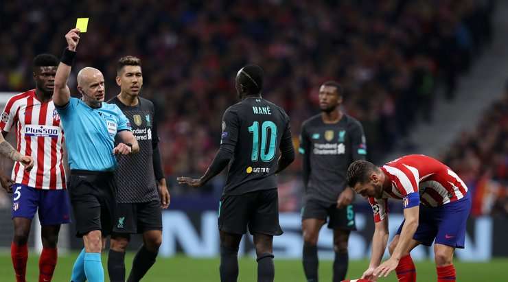 Một chiếc thẻ vàng xứng đáng. Cú tắc bóng của Sadio Mane (Liverpool) là khá thô bạo và trọng tài Szymon Marciniak đã không do dự rút ra một chiếc thẻ vàng cho anh ấy.
