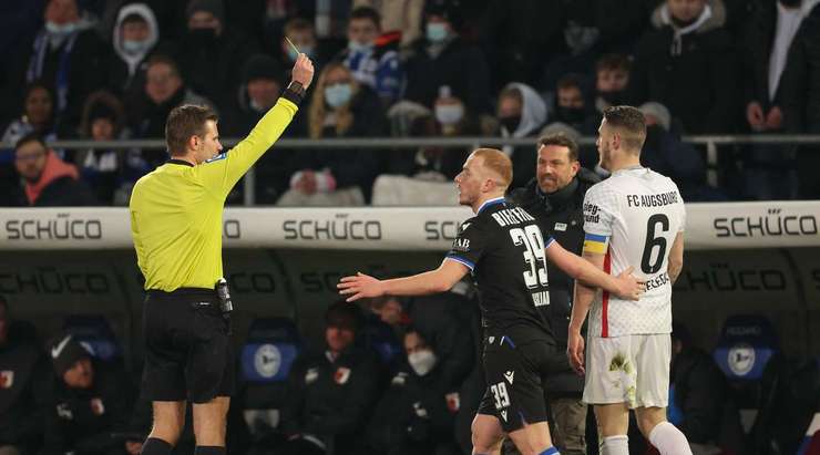Một chiếc thẻ vàng xứng đáng. Cú tắc bóng của Sebastian Vasiliadis (Arminia Bielefeld) là khá thô bạo và trọng tài Felix Brych đã không do dự rút ra một chiếc thẻ vàng cho anh ấy.