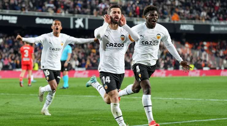 Vào! Jose Gaya (Valencia) đã có mặt đúng lúc đúng chỗ để lấy bóng bật ra trong vòng cấm, và anh ấy sút bóng đi chìm vào chính giữa mành lưới. Tỉ số là 2:1.