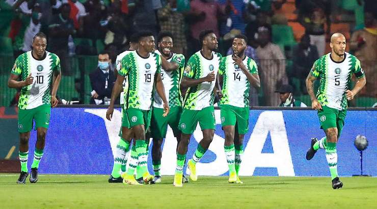 Vào! Moses Simon (Nigeria) chớp cơ hội sau một tình huống bóng bật ra trong vòng cấm và đánh bại thủ môn với một cú sút chìm vào ngay giữa mành lưới. Tỉ số đã được nâng lên: 3:0.