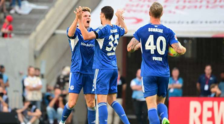 VÀO! Thomas Ouwejan cứa bóng từ vị trí đá phạt vào vòng cấm và Marius Bulter (Schalke) thoát khỏi người theo kèm để tung một cú đánh đầu xuất sắc, đánh bại thủ môn Marvin Schwabe và đưa bóng vào góc trái mành lưới. Tỉ số là 2:1.