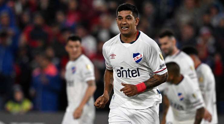 Một cú sút tuyệt vời! Diego Polenta (Club Nacional) tạo khoảng trống cho mình tại rìa vòng cấm và tung cú sút. Pha dứt điểm chính xác của anh ấy đi trúng cột dọc và bóng dội vào góc cao bên trái mành lưới. Tỉ số được nâng lên 1:0.