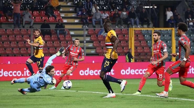 Vào! Manolo Gabbiadini thể hiện nhãn quan tuyệt vời của mình với đường chuyền sắc sảo cho Omar Colley (Sampdoria). Cầu thủ này cũng chứng tỏ bản lĩnh của một sát thủ vòng cấm và dứt điểm gọn gàng từ cự ly gần vào lưới. Tỉ số là 0:1.