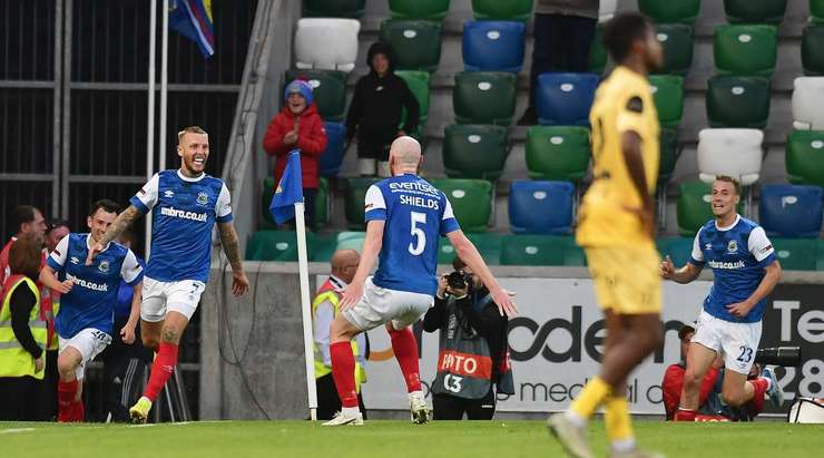 Vào! Kirk Millar (Linfield) lấy bóng trong vòng cấm, nhìn thấy thủ môn ra khỏi vạch cầu môn và bấm bóng qua đầu anh ấy và đi vào lưới. 1:0.