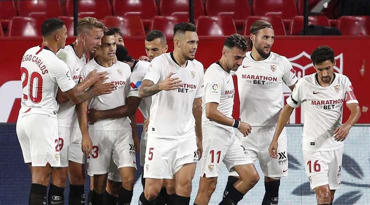 Vào! Sergio Reguilon (Sevilla) nhận đường chuyền từ đồng đội và anh không hề do dự tung một cú sút không thể cản phá vào sát phía trong cột dọc bên phải.