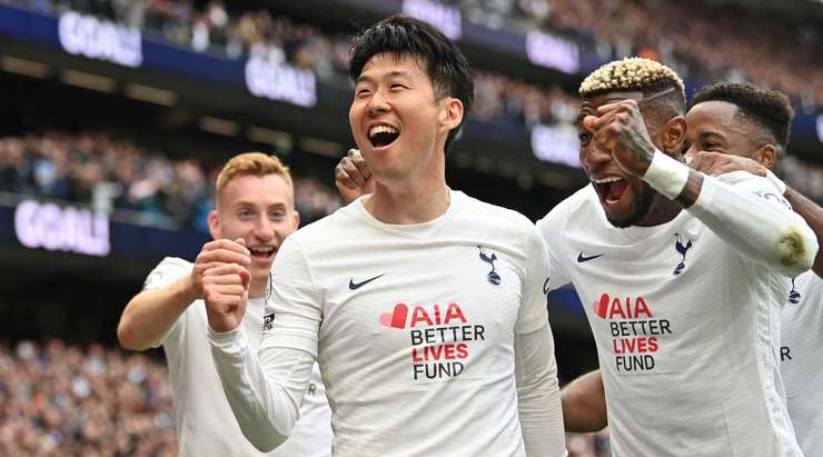 Vào! Heung-Min Son (Tottenham) len lỏi qua các cầu thủ đối phương trước khi tung một cú sút tuyệt diệu từ rìa vòng cấm vào góc cao bên trái mành lưới. Thủ môn Kasper Schmeichel đã không có cơ hội nào để chạm vào quả bóng. Tỉ số là 3:0.
