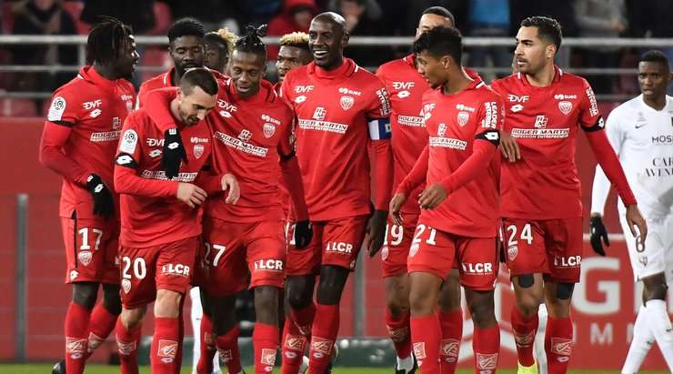 Vào! Romain Amalfitano (Dijon) thể hiện nền tảng kỹ thuật tuyệt vời của mình với một cú sút một chạm từ ngay bên ngoài vòng cấm, bóng đi vào góc thấp bên trái khung thành. Tỉ số là 1:1.