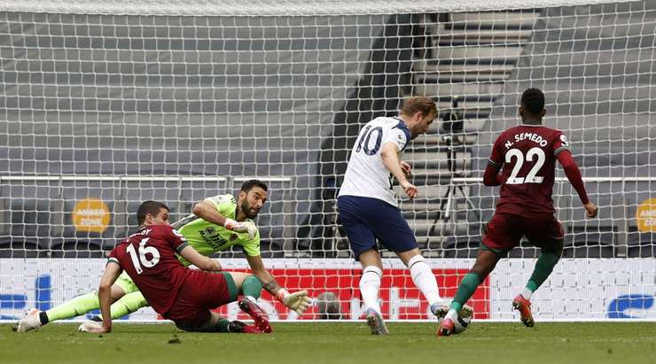 Vào! Sau khi nhận một đường chuyền tốt, Harry Kane (Tottenham) tung một cú sút đi thẳng vào góc thấp bên phải khung thành. Một tình huống phối hợp đồng đội tuyệt vời!