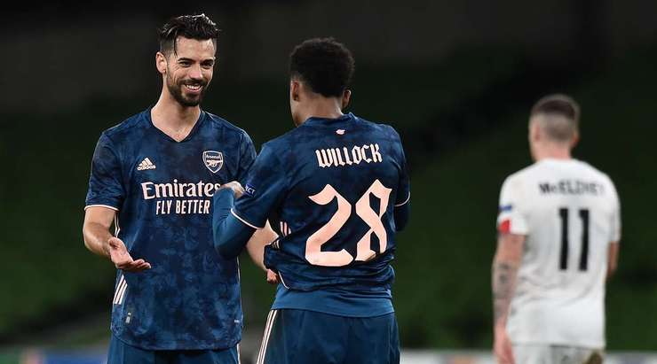 Vào! Joe Willock (Arsenal) chớp cơ hội sau một tình huống bóng bật ra trong vòng cấm và đánh bại thủ môn với một cú sút chìm vào ngay giữa mành lưới. Tỉ số đã được nâng lên: 1:3.