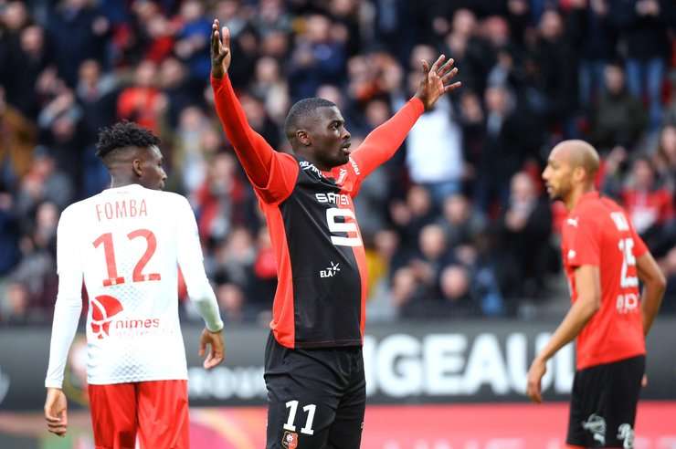 Vào! M'Baye Niang (Rennes) tung một cú sút một chạm trong vòng cấm và đánh bại thủ môn đối phương. Bóng đi vào phía trong cột dọc bên trái. 1:1.