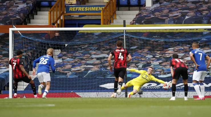 Joshua King (Bournemouth) đang bước về chấm phạt đền để thực hiện quả penalty.
