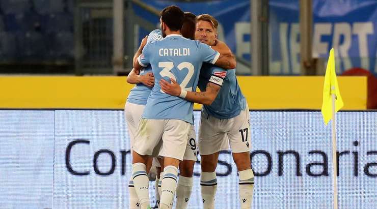 Vào - 1:0! Sergej Milinkovic-Savic chuyền bóng như đặt cho Pedro (Lazio), người có một cú sút từ cự ly gần vào góc cao bên phải khung thành, đánh bại thủ môn.