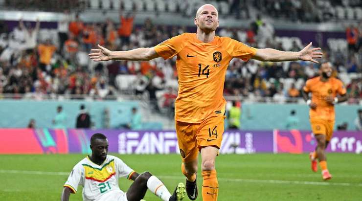 Vào! Davy Klaassen (Hà Lan) sút bóng bật ra vào phía trong cột dọc bên trái sau khi bóng đến chỗ anh ấy trong vòng cấm. Tỉ số là 0:2.