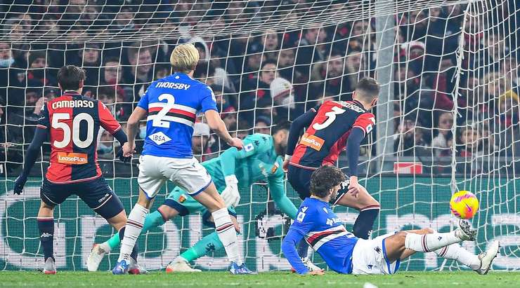 Vào – 0:1! Antonio Candreva tung một đường chuyền bổng chính xác vào trong vòng cấm, nơi Manolo Gabbiadini (Sampdoria) bật lên cao hơn các hậu đối phương vệ để đón bóng gần chấm phạt đền và đánh đầu thẳng vào góc thấp bên phải khung thành.