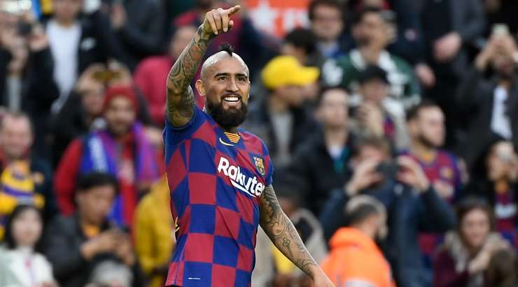 Vào! Đường chọc khe tinh tế của Luis Suarez kiến tạo cho Arturo Vidal (Barcelona) một cơ hội bên trong vòng cấm. Cầu thủ này đã không mắc bất kì sai lầm nào với một cú sút căng như kẻ chỉ vào cạnh trái của khung thành. Tỉ số là 2:0.