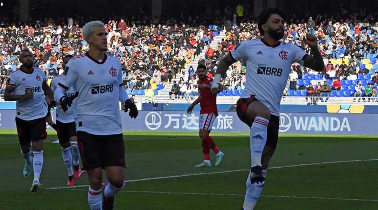 Vào! Gabriel Barbosa (Flamengo RJ) tinh quái dừng lại một nhịp trước khi sút, chờ cho thủ môn Mohamed El Shenawy đổ người trước khi bình tĩnh đưa bóng vào góc thấp bên phải.