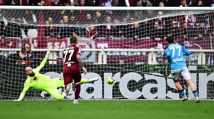 VÀO! Khvicha Kvaratskhelia (Napoli) đã mạo hiểm thật sự khi sút phạt đền vào ngay giữa khung thành, tuy nhiên động tác của anh đã đánh lừa được thủ môn Vanja Milinkovic-Savic.