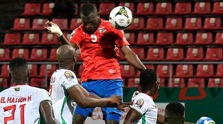 Omar Colley (Gambia) nhận bóng từ quả đá phạt được thực hiện bởi Ebrima Colley, nhưng anh lại đánh đầu ra ngoài cột dọc bên trái từ một cự ly rất gần.