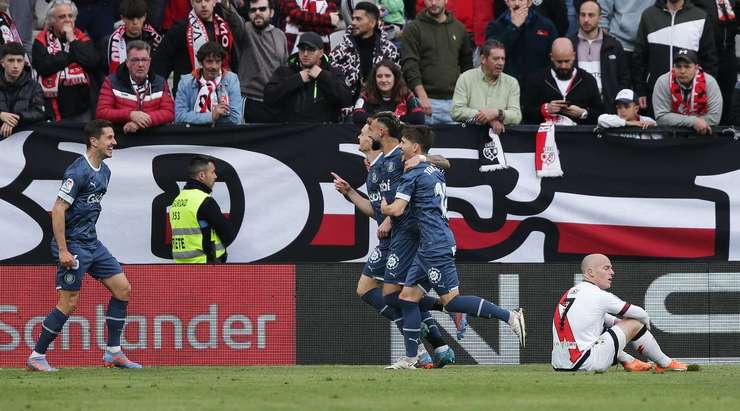 Vào! Viktor Tsygankov (Girona) tung một cú sút một chạm trong vòng cấm và đánh bại thủ môn đối phương. Bóng đi chìm vào ngay giữa khung thành. 2:2.