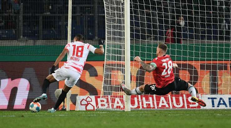 Christopher Nkunku (RB Leipzig) phô diễn kĩ thuật tuyệt vời của mình bên trong vòng cấm với một bàn thắng không thể tin nổi, thủ môn đã hoàn toàn bất lực trong tình huống vừa rồi.