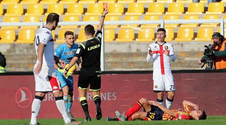 Kevin Andres Agudelo Ardila (Genoa) lẽ ra phải cẩn thận hơn. Anh ấy phạm lỗi xấu và nhận chiếc thẻ vàng thứ hai và bị đuổi!