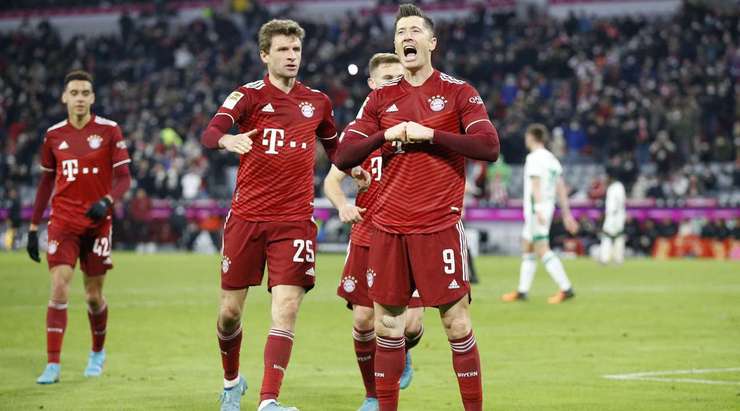VÀO! Đó là một cú sút phạt đền tuyệt vời của Robert Lewandowski (Bayern Munich) về phía góc thấp bên phải khung thành, không có một chút cơ hội nào cho thủ môn Andreas Luthe để cản phá!