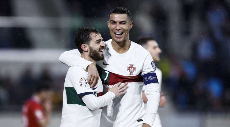 Đường chuyền như đặt của Nuno Mendes đưa bóng đến chân Cristiano Ronaldo (Bồ Đào Nha) ở một vị trí không thể thuận lợi hơn, cầu thủ này như mở cờ trong bụng và dễ dàng đệm bóng vào lưới trống. Tỉ số là 0:1.