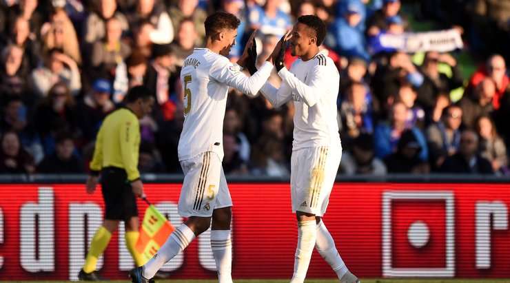 Một quả đá phạt được thực hiện hoàn hảo! Toni Kroos tạt bóng vào và Raphael Varane (Real Madrid) bật cao dứt điểm tại rìa vòng 5m50. Cú đánh đầu cận thành của cầu thủ này đi thẳng vào nóc lưới, và tỉ số đã được thay đổi – 0:1.