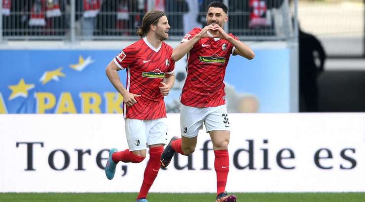 Từ vị trí đá phạt, Vincenzo Grifo (Freiburg) vẽ một đường vòng cung chính xác vào góc cao bên trái khung thành bằng một cú sút khiến người xem phải trầm trồ!