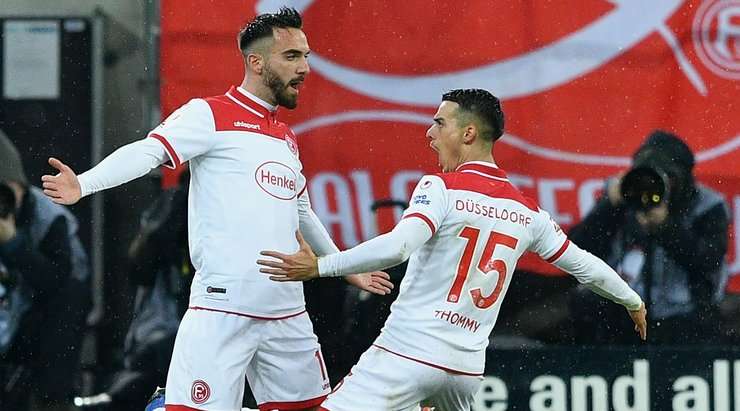Kevin Stoger thực hiện một quả tạt bổng chính xác vào vòng cấm. Kenan Karaman (Dusseldorf) đón bóng và dứt điểm chìm rất nhanh vào ngay giữa khung thành. Thủ môn đã không thể kịp cản phá. Tỉ số đã được thay đổi thành: 1:0.