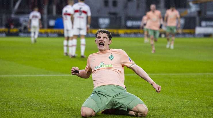 Vào! Jens Stage (Werder Bremen) đón bóng bật ra và từ rìa vòng cấm, anh ấy tung một cú sút đi vào góc trái phía trên. Tỉ số là 0:1.