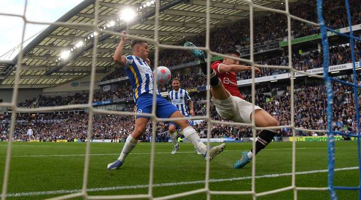 Vào! Bóng bật ra đến Leandro Trossard (Brighton) và anh ấy tung cú sút từ cự li gần. Tỉ số là 4:0.