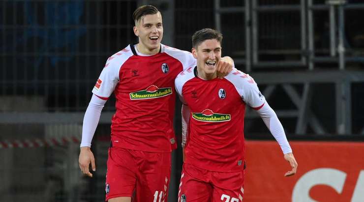 VÀO! 1:1! Ermedin Demirovic chuyền bóng thành công cho Roland Sallai (Freiburg) ngay trong vòng cấm. Cầu thủ này nhận ra thủ môn Kevin Trapp đang đứng ở khá xa khung thành và bấm bóng vào lưới. Một pha lốp bóng rất tinh quái.