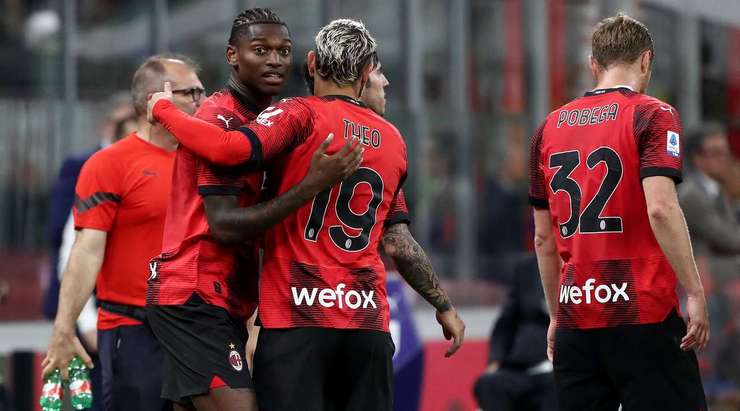 Vào! Rafael Leao (AC Milan) len lỏi qua các cầu thủ đối phương trước khi tung một cú sút tuyệt diệu từ rìa vòng cấm vào góc thấp bên trái mành lưới. Thủ môn Lorenzo Montipo đã không có cơ hội nào để chạm vào quả bóng. Tỉ số là 2:1.