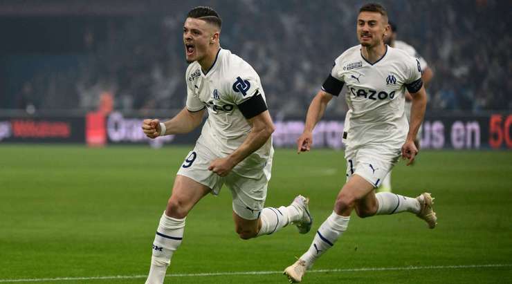 Vào! Vitinha (Marseille) là người nhanh nhất phản ứng với pha bóng bật ra và sút bóng vào lưới. Tỉ số là 1:0.
