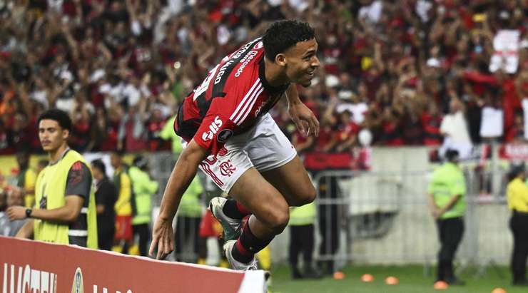 Vào! Pedro thực hiện một đường chuyền đến chân Victor Hugo (Flamengo RJ) và cầu thủ này tung một cú sút từ trong vòng cấm, đưa bóng vào phía trong cột dọc bên phải. Tỉ số là 4:0.