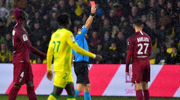 Farid Boulaya (Metz) nhận thẻ đỏ sau pha tranh chấp thô bạo và bị đuổi khỏi sân.