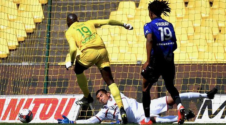Bóng từ quả phạt góc được treo vào vòng cấm đến vị trí của Abdoulaye Toure (Nantes) và cầu thủ này tung một cú sút hiểm hóc vào góc thấp bên trái khung thành, không cho thủ môn một cơ hội nào.