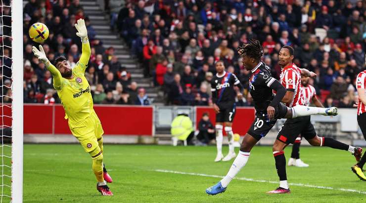 Một đường chuyền bổng hoàn hảo từ Michael Olise tìm đến Eberechi Eze (Crystal Palace), người đã nhảy cao nhất và đánh đầu từ cự li gần vào góc trái khung thành. Pha dứt điểm có lực và đủ chính xác để hoàn toàn loại bỏ thủ môn David Raya. Tỉ số bây giờ là: 0:1.