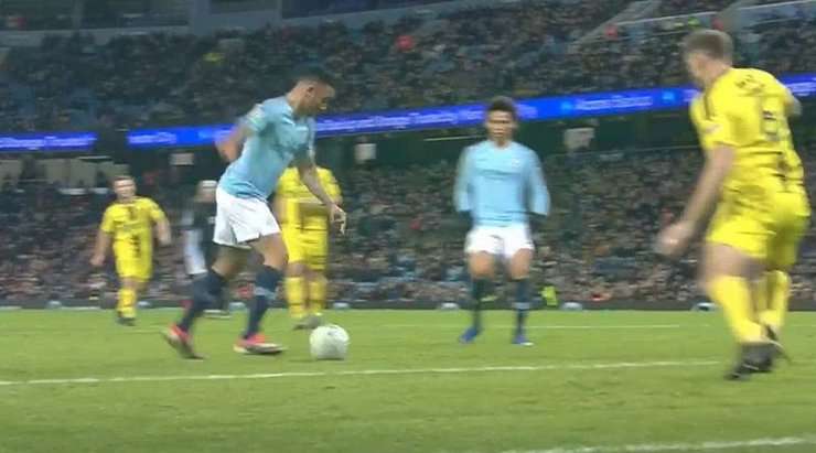 Vào - 3:0! David Silva chuyền bóng như đặt cho Gabriel Jesus (Manchester City), người có một cú sút từ cự ly gần vào góc thấp bên phải mành lưới, dễ dàng đánh bại thủ môn.