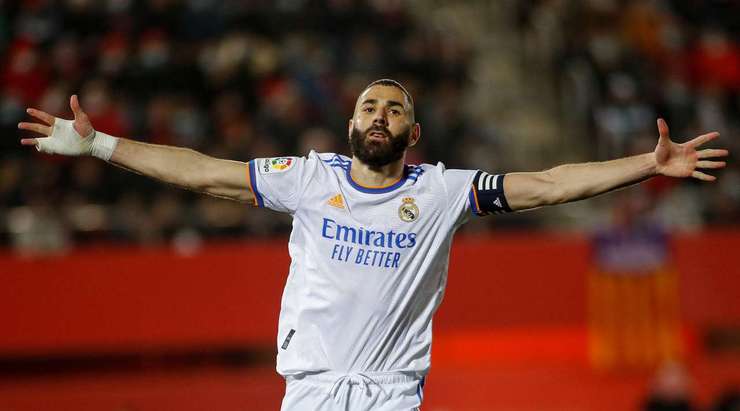 Vào! Karim Benzema (Real Madrid) giành chiến thắng trên chấm phạt đền bằng một cú sút không thể cản phá, vượt qua tầm với của thủ môn Sergio Rico vào góc trái khung thành.