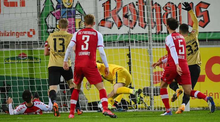 Keven Schlotterbeck (Freiburg) tham gia ngăn cản cú sút của đối phương nhưng rất không may anh làm chệch hướng bóng. Bóng từ từ đi vào lưới trong sự bất lực của thủ môn!