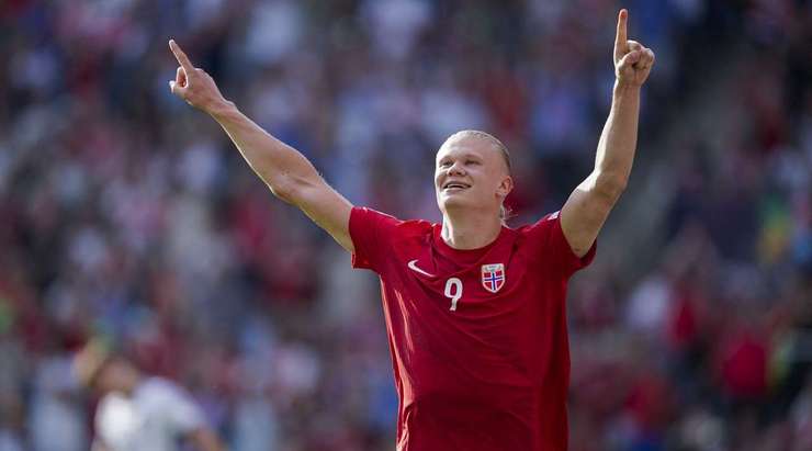 Erling Haaland (Na Uy) tiến lên và tự tin thực hiện quả phạt đền, đưa bóng vào góc trái phía dưới.